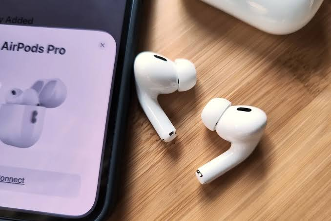 Why Do My AirPods Keep Disconnecting? Causes, Fixes, and How to Stop It Happening