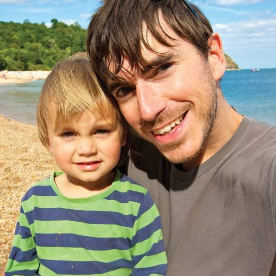 """is simon reeve married"